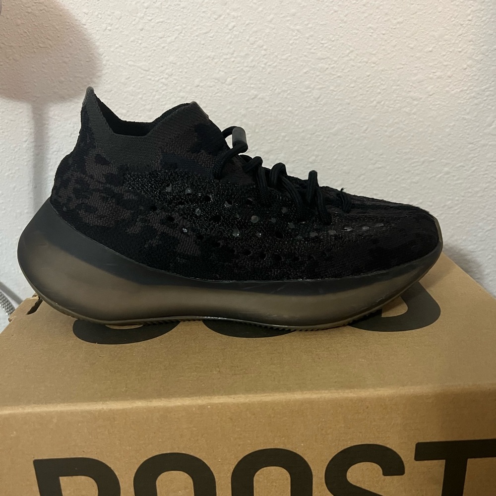Yeezy 380 Onyx Size 6 pre loved still in great condition.